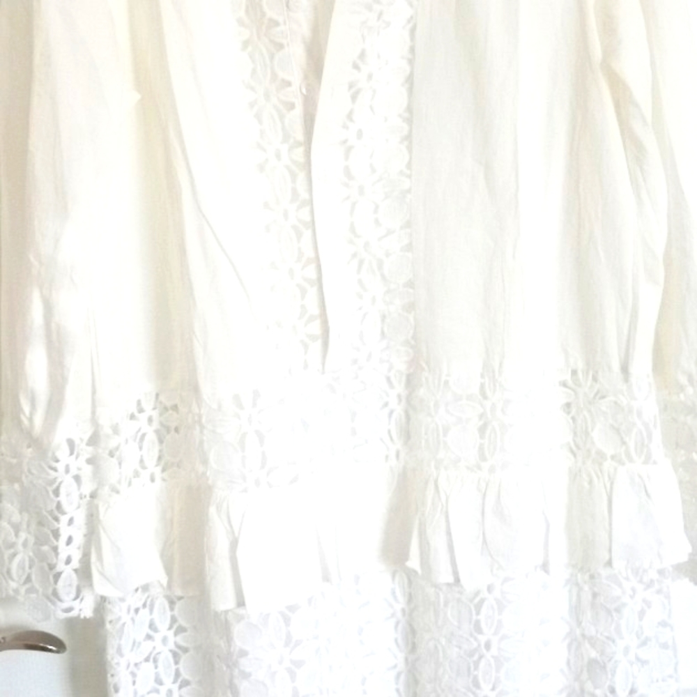 Beautiful ladies dress brand new  Size med , eyelet design  separate lining .